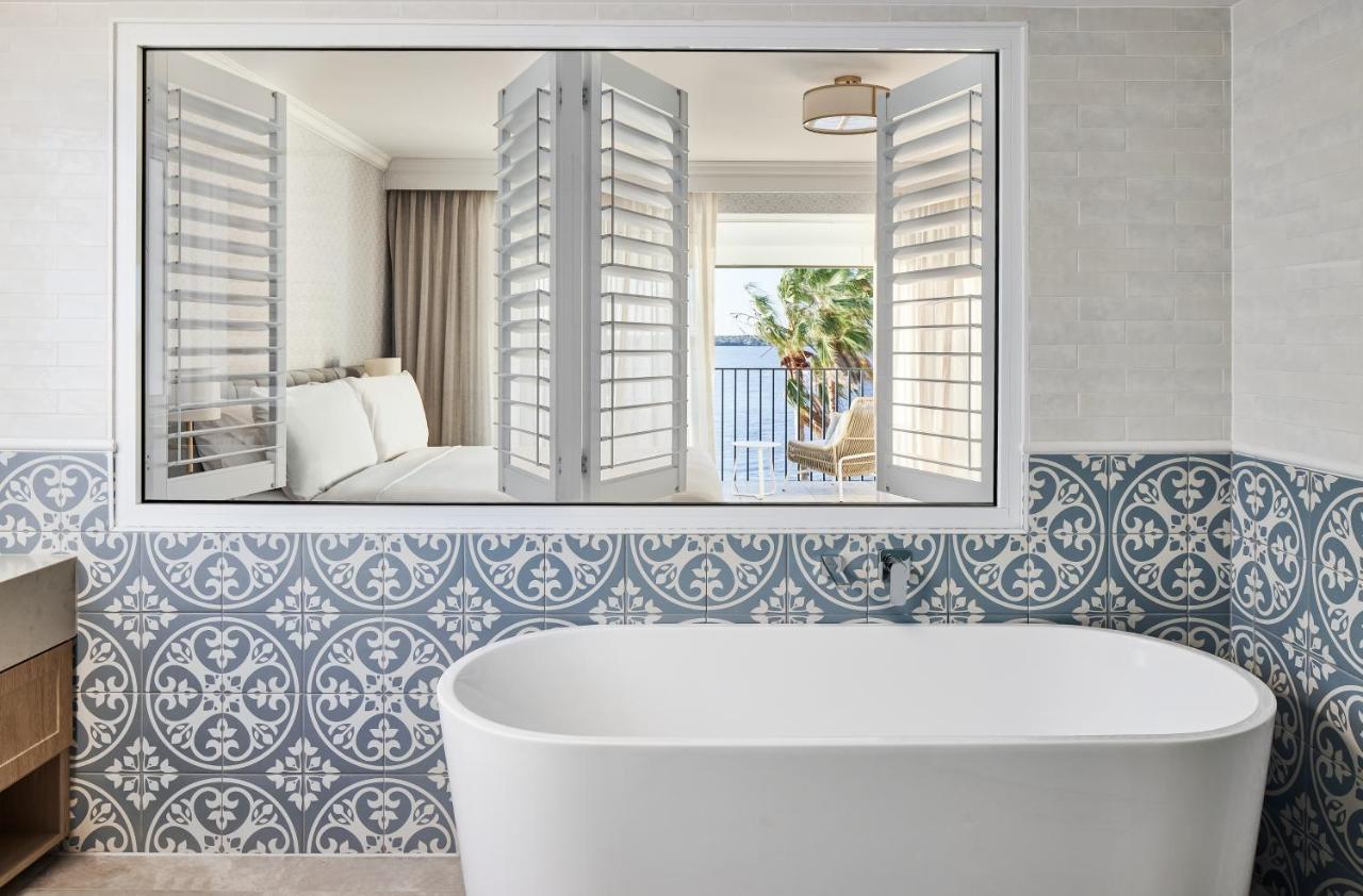The Beachcomber Hotel & Resort, Ascend Hotel Collection Toukley Esterno foto Bathroom mirror