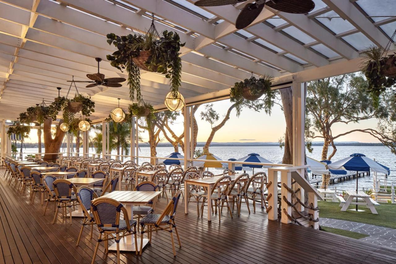 The Beachcomber Hotel & Resort, Ascend Hotel Collection Toukley Esterno foto The Deck at the InterContinental Sanctuary Cove Resort