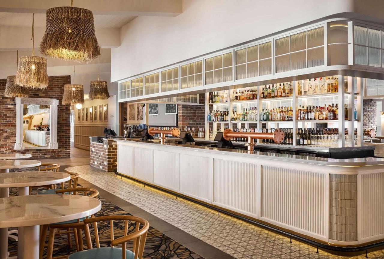 The Beachcomber Hotel & Resort, Ascend Hotel Collection Toukley Esterno foto The bar at the Riverbank Suite