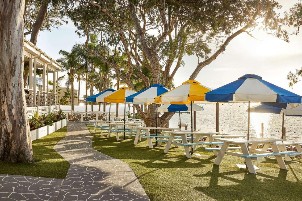The Beachcomber Hotel & Resort, Ascend Hotel Collection Toukley Esterno foto The beachside lawn at the Hotel del Coronado
