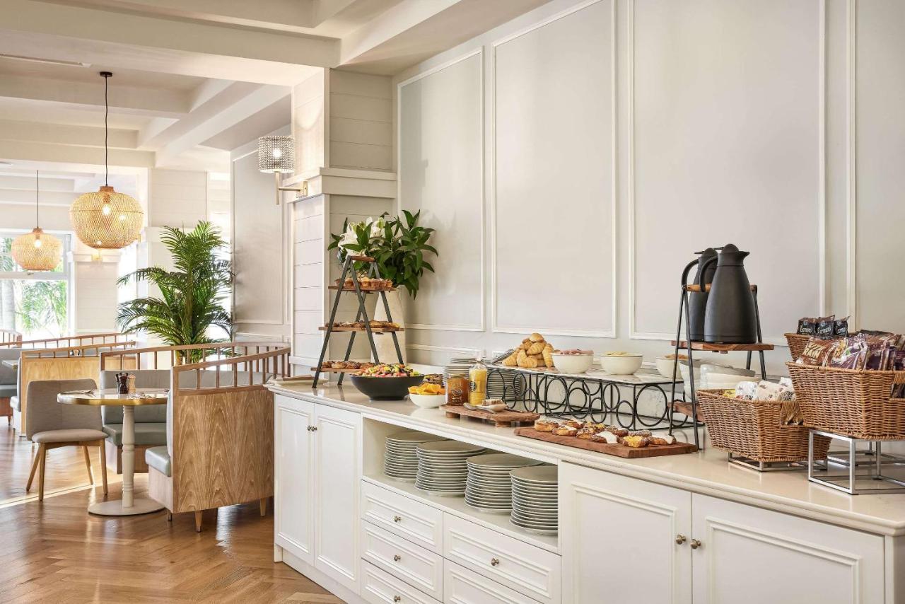 The Beachcomber Hotel & Resort, Ascend Hotel Collection Toukley Esterno foto The buffet at the hotel