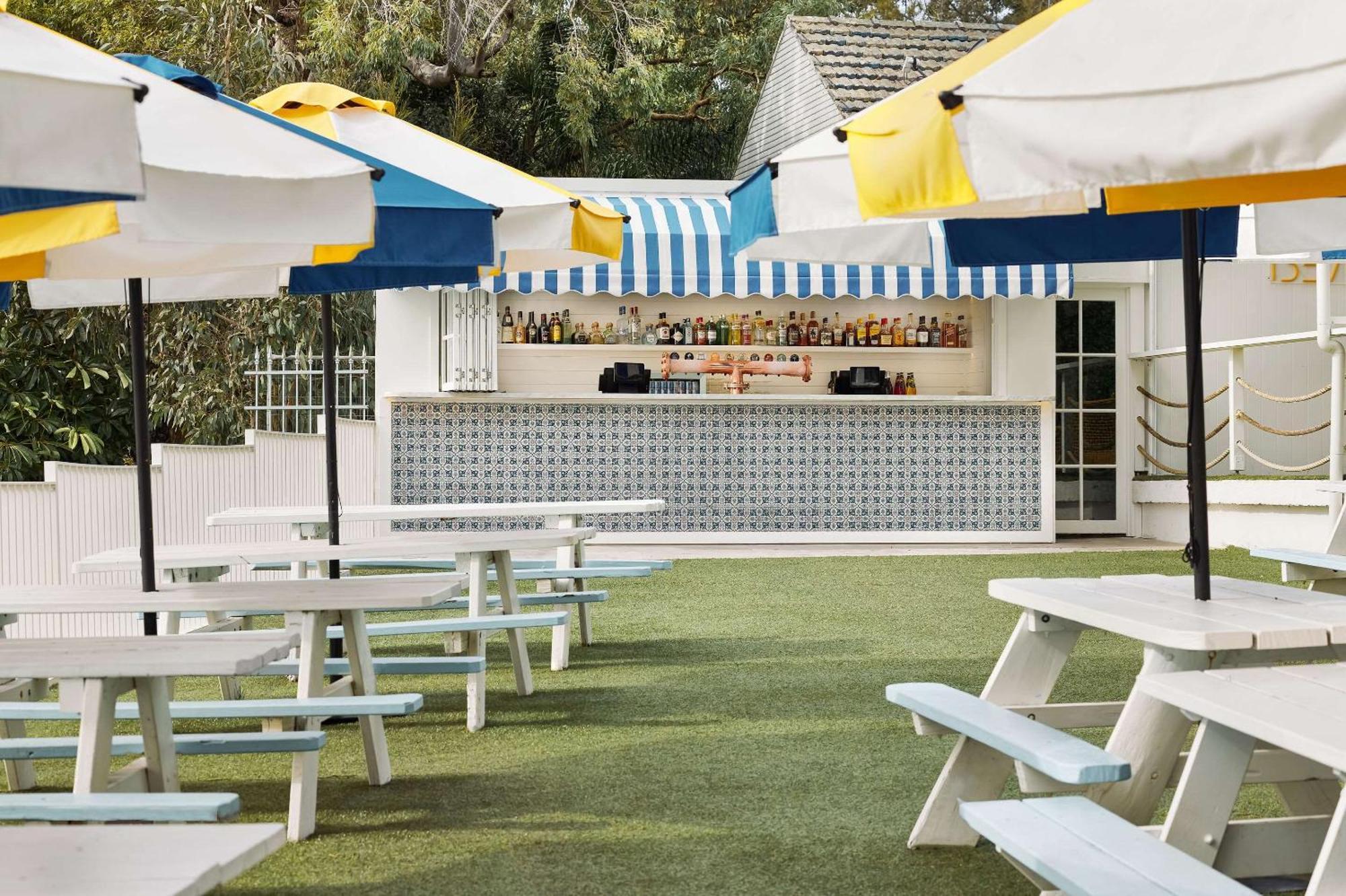 The Beachcomber Hotel & Resort, Ascend Hotel Collection Toukley Esterno foto The bar at the Standard