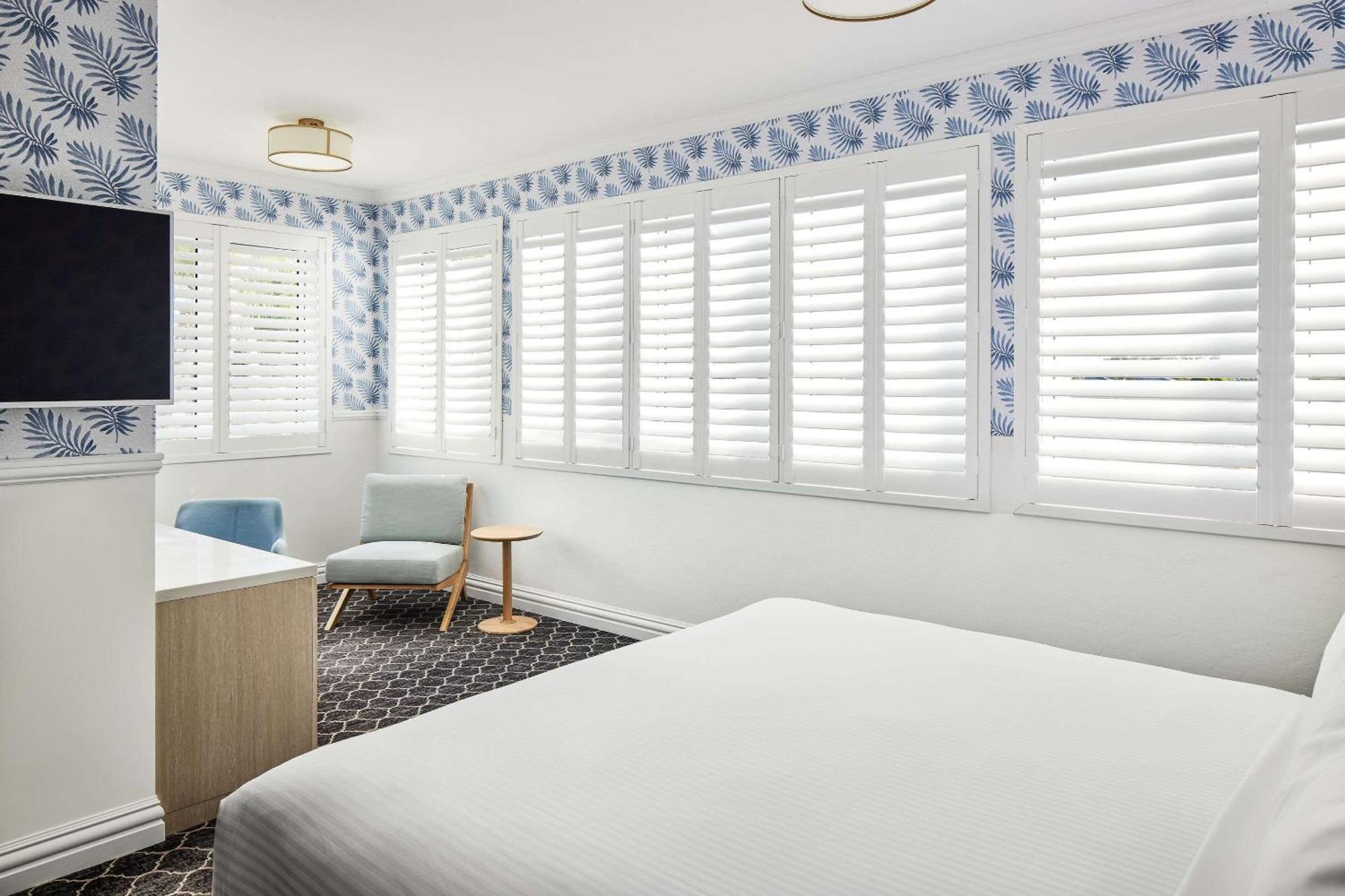 The Beachcomber Hotel & Resort, Ascend Hotel Collection Toukley Esterno foto A bedroom with shutters