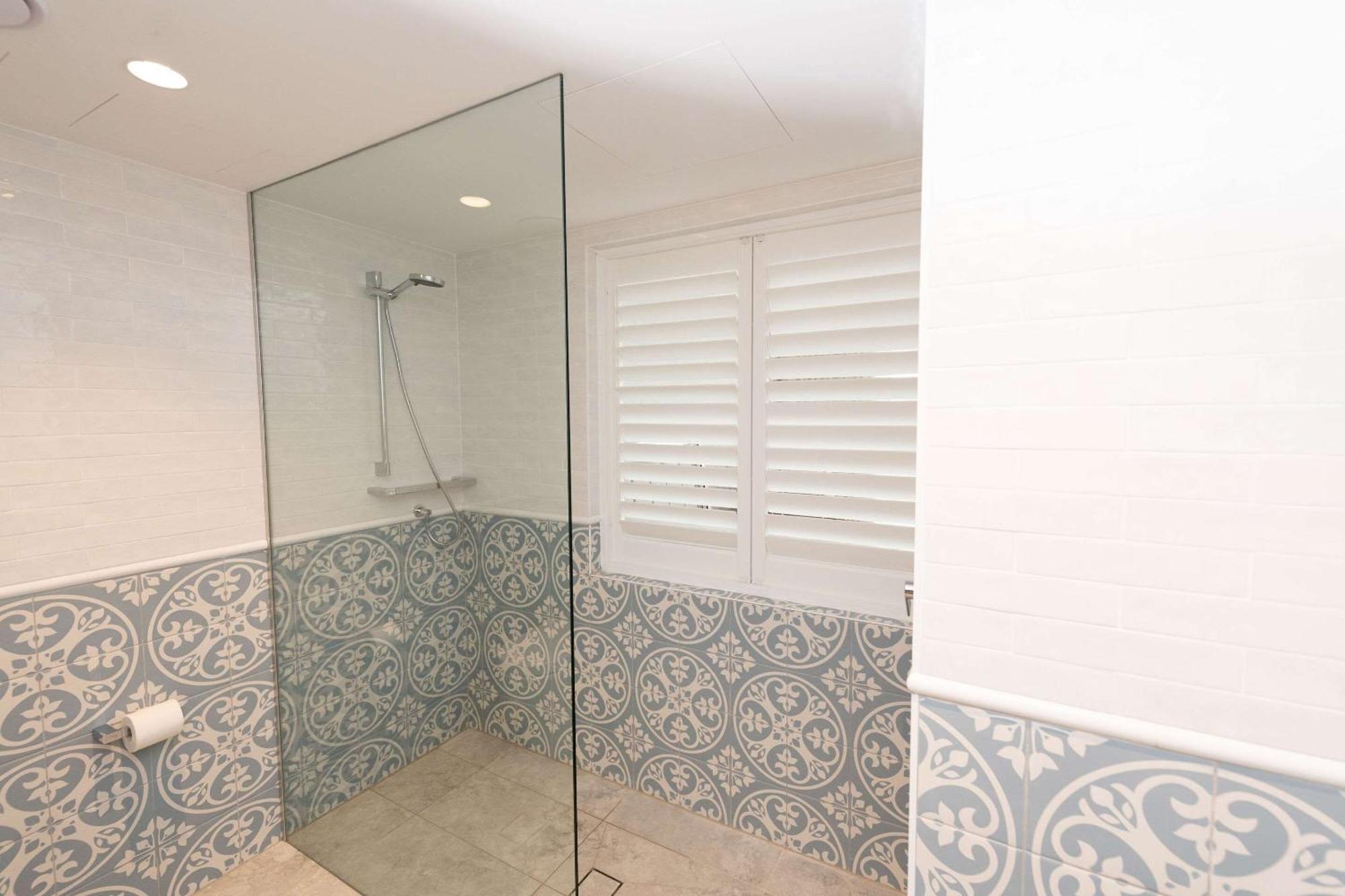 The Beachcomber Hotel & Resort, Ascend Hotel Collection Toukley Esterno foto Bathroom shutters