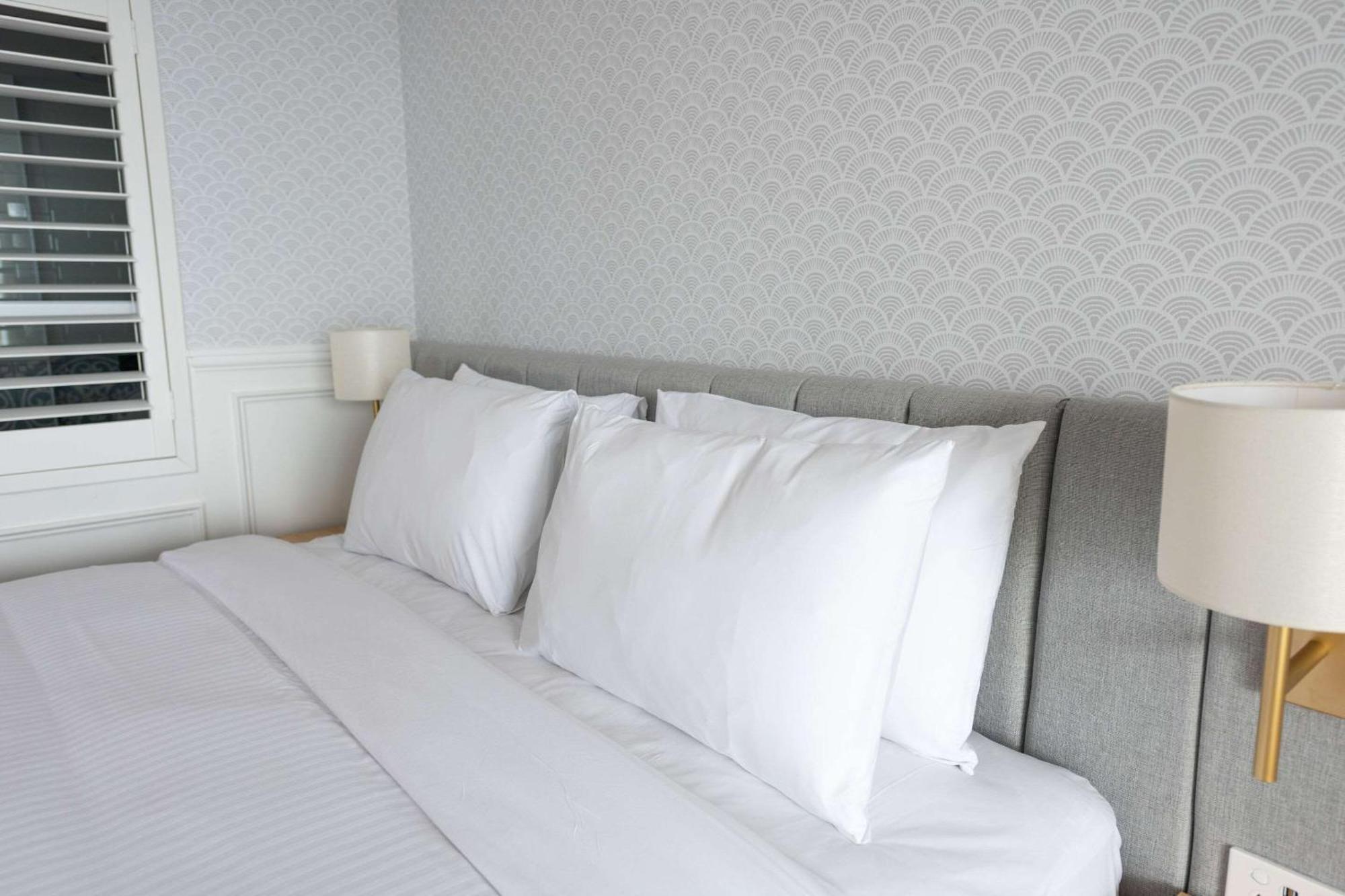 The Beachcomber Hotel & Resort, Ascend Hotel Collection Toukley Esterno foto Pillows on a bed