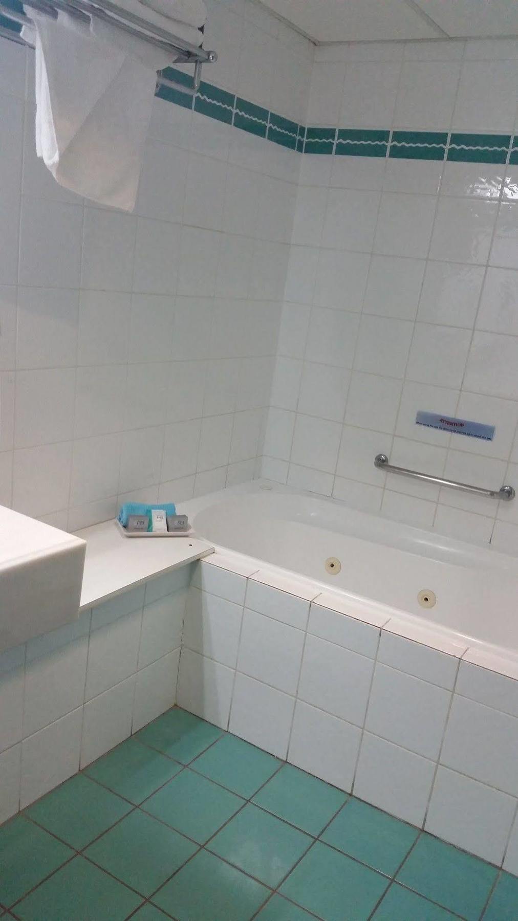 The Beachcomber Hotel & Resort, Ascend Hotel Collection Toukley Esterno foto A bathtub in a hotel