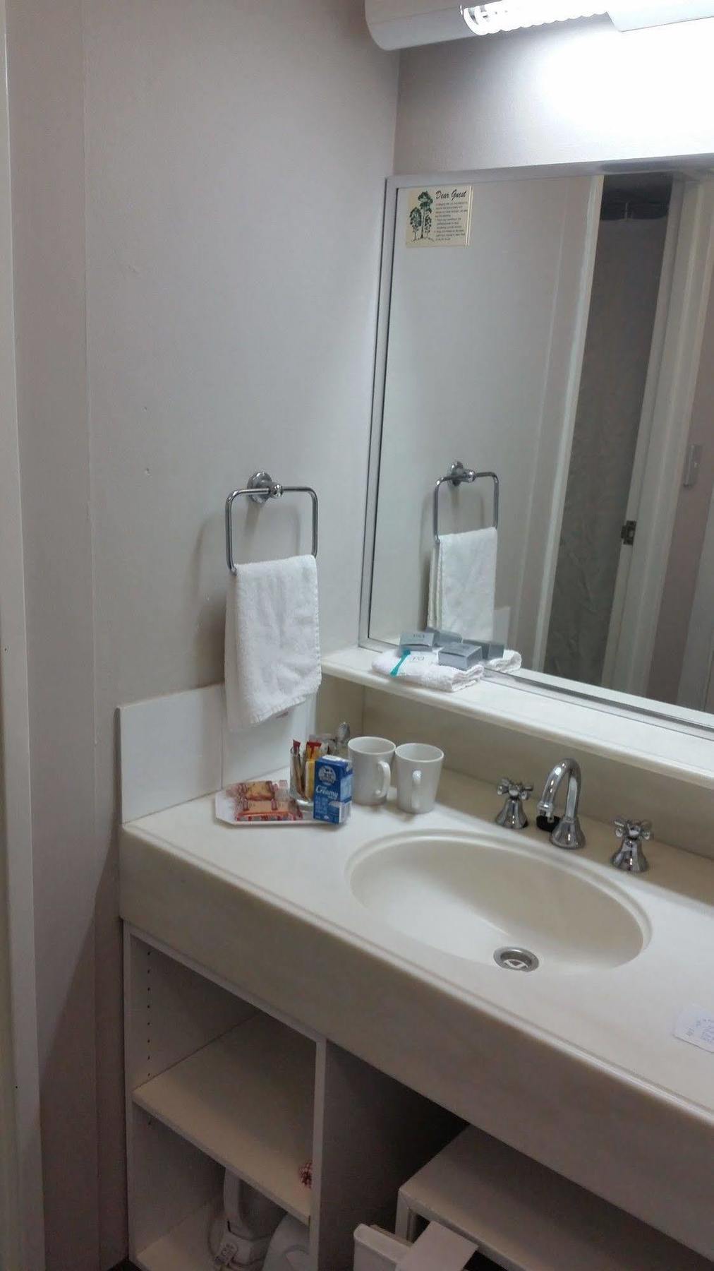 The Beachcomber Hotel & Resort, Ascend Hotel Collection Toukley Esterno foto A typical bathroom in a hotel room