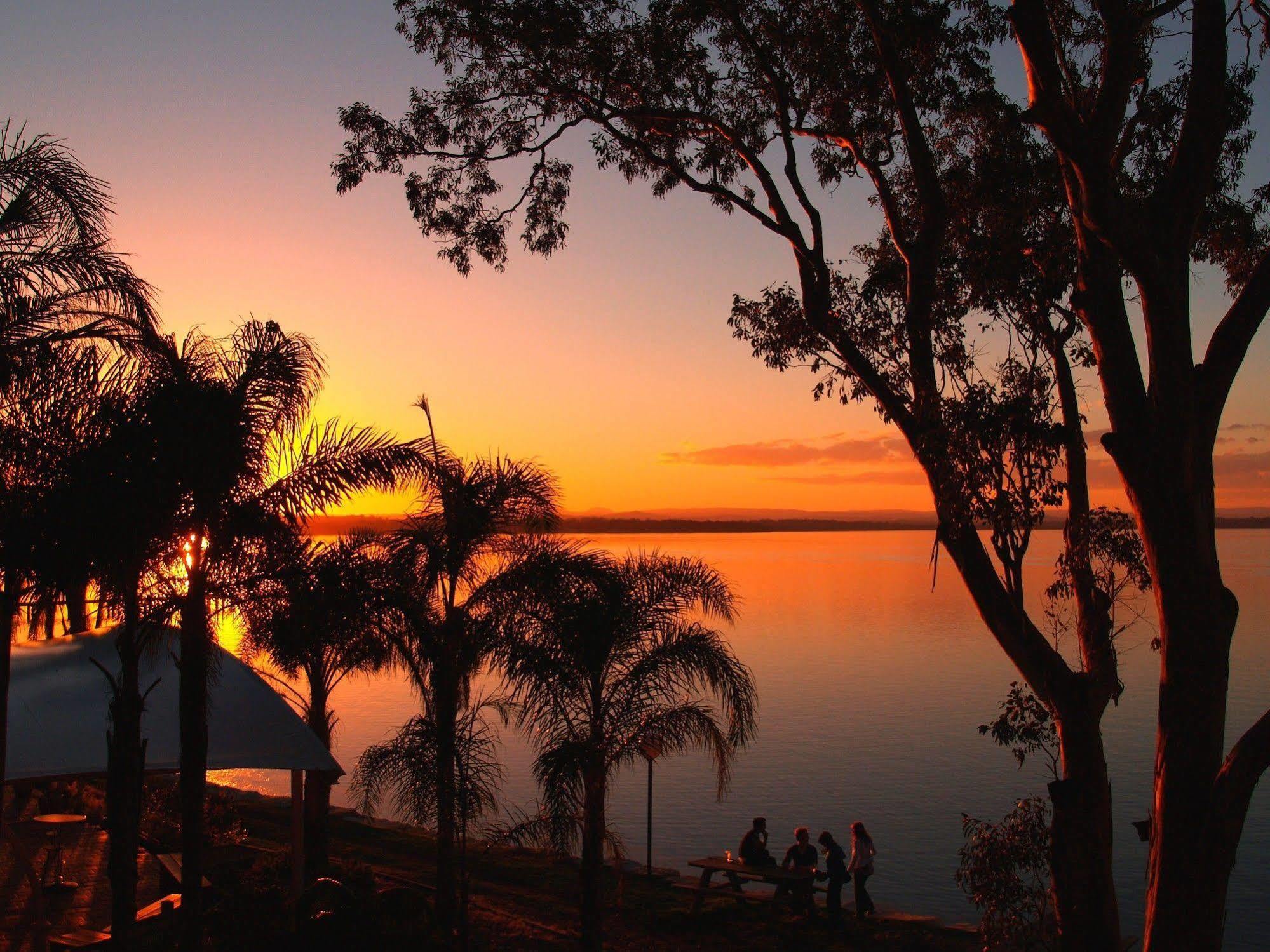 The Beachcomber Hotel & Resort, Ascend Hotel Collection Toukley Esterno foto Sunset at Lake Murray