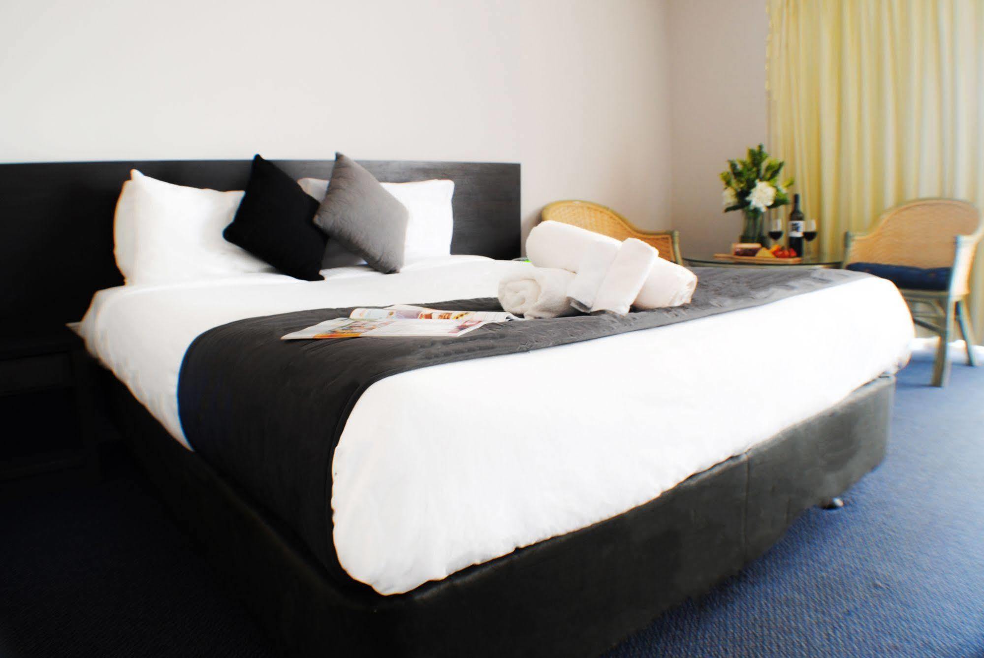 The Beachcomber Hotel & Resort, Ascend Hotel Collection Toukley Esterno foto A bed