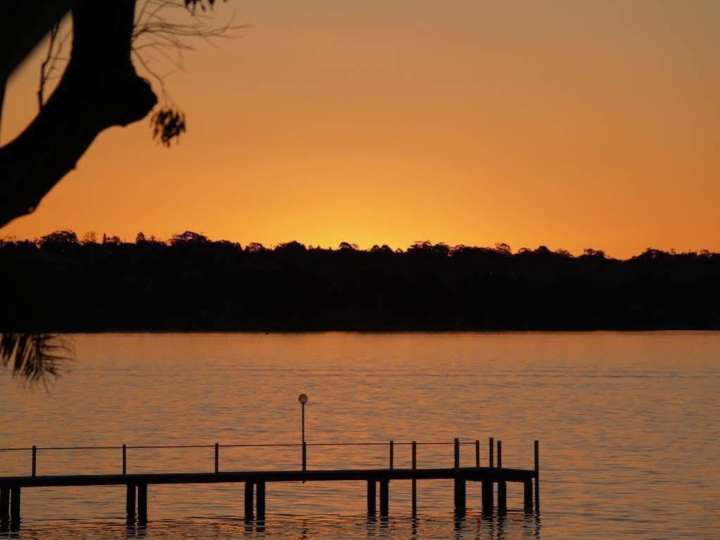 The Beachcomber Hotel & Resort, Ascend Hotel Collection Toukley Esterno foto Sunset over Lake Murray