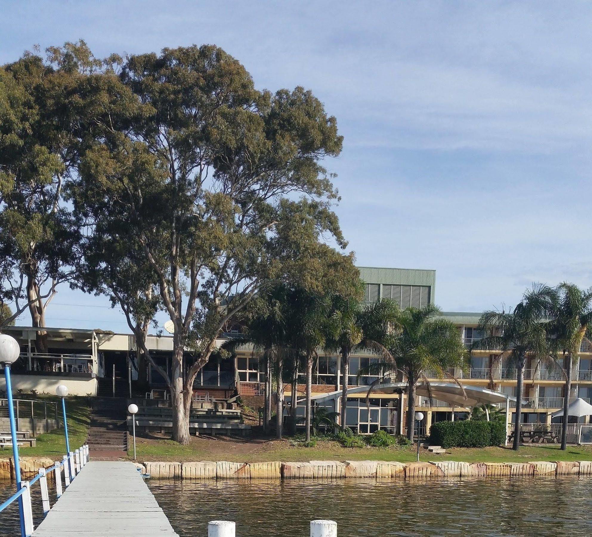 The Beachcomber Hotel & Resort, Ascend Hotel Collection Toukley Esterno foto The campus from the river