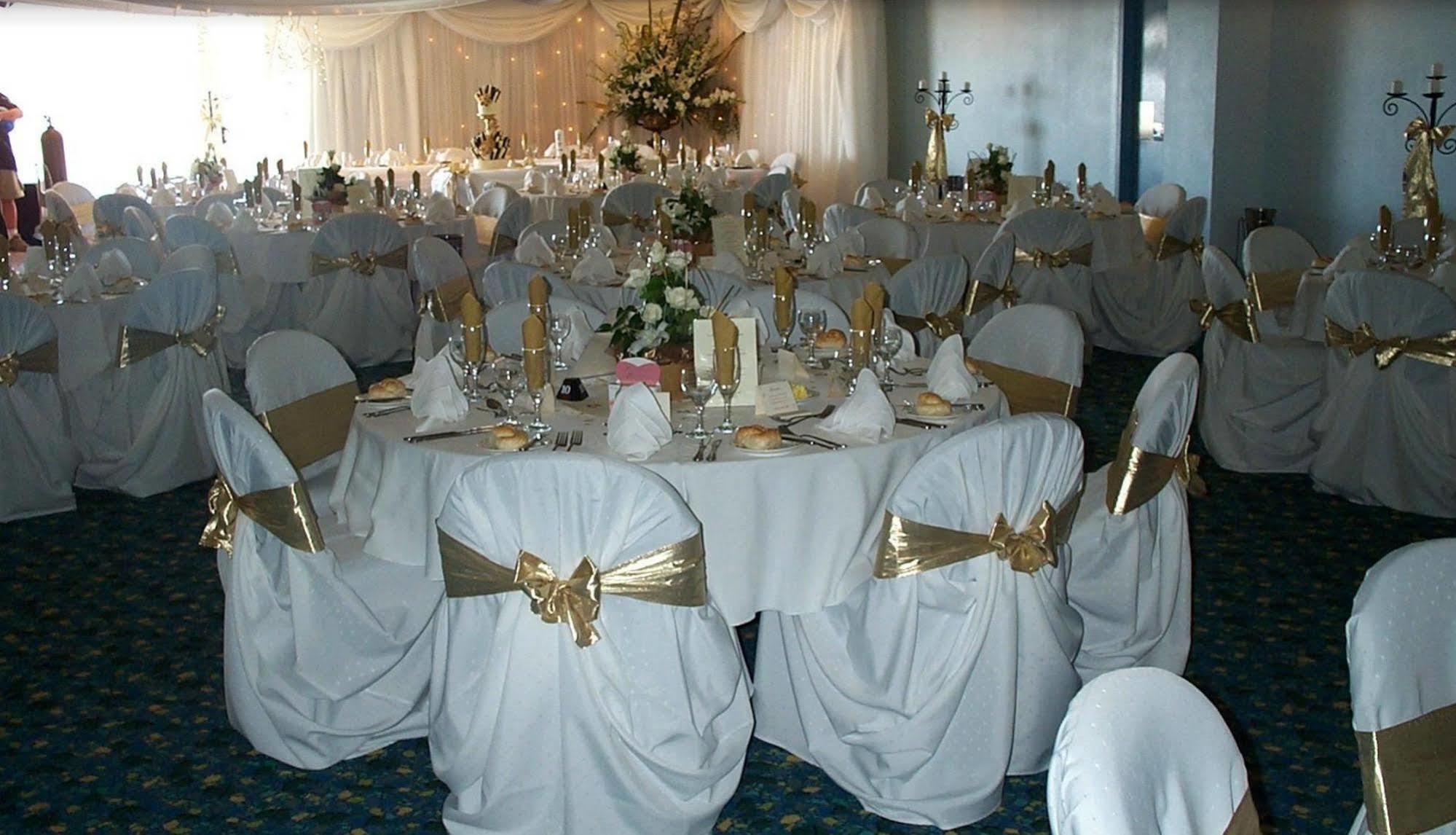 The Beachcomber Hotel & Resort, Ascend Hotel Collection Toukley Esterno foto A wedding reception